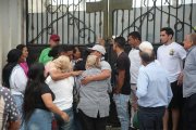 Familiares acuden a la morgue de Daule tras la masacre en Santa Lucía.