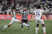 Alex Telles(c) de Botafago disputa el balón con Gabriel Villamíl (i) de LDU Quito .