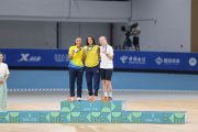 Gabriela Vargas (i) en su tercer podio de los Juegos Mundiales de Chengdú.