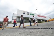 Afiliados en el hospital del IESS de Los Ceibos reclaman que faltan camas en emergencias.