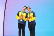 Fabiana Vélez y Jennifer García con la medalla de plata, la primera de Ecuador en esta disciplina