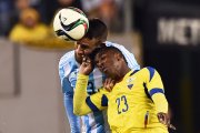 Miler Bolaños fue seleccionado. En esta imagen aparece en un partido contra Argentina.