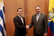 Los mandatarios de Ecuador y Uruguay estrechan relaciones en un encuentro histórico.