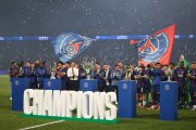 PSG antes del partido sacó a mostrar las copas que ganado en la última temporada.