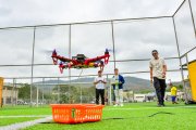 La mayoría de drones no lograron volar más de medio metro, pero sus creadores lucían satisfechos por el resultado.