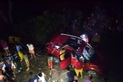 El vehículo cayó a un abismo de unos 5 metros provocando la muerte de uno de los ocupantes que sería un turista que regresaba de las playas de Esmeraldas.