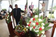 Benito Jama se despide de su hija durante el velorio.
