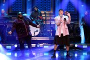 Bad Bunny apareció en un show de Jimmy Fallon vistiendo saco, corbata y falda.