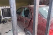 Dentro del inmueble en donde estaban las víctimas, un vehículo quedó con orificios de balas.