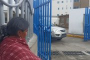 familiares aún esperan por sus allegados que siguen hospitalizados en Ambato y Quito, tras consumir licor, al parecer sin registro sanitario.