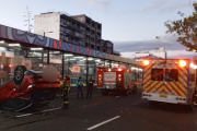Vehículo volcado tras accidente en la av. 10 de Agosto, norte de Quito, la mañana del 1 de septiembre de 2025.