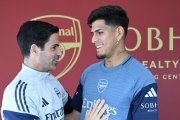 Piero Hincapié (d) saluda al estratega Mikel Arteta (i), durante su presentación como nuevo defensa del Arsenal.