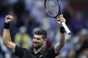 Novak Djokovic celebra su victoria ante Taylor Fritz y avanza a las semifinales del US Open.