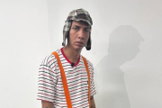 Luisao disfrazado de El Chavo del 8 durante un capítulo de su podcast.