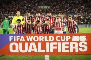 Jugadores de Paraguay forman previo a un partido por las eliminatorias a la Copa Mundial 2026 ante Ecuador en el estadio Defensores del Chaco en Asunción.(Paraguay). EFE/ Juan Pablo Pino