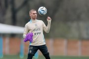 Franco Mastantuono controla el balón durante un entrenamiento en el predio de la Asociación de Fútbol Argentino, en Ezeiza.