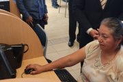 Una beneficiaria del programa CreaTIC mientras aprende a manejar la computadora en el Punto Digital de Carcelén Bajo, en Quito.Cortesía
