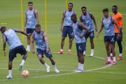 Los jugadores de la selección ecuatoriana de fútbol en uno de los últimos entrenamientos en la cancha del estadio Monumental, sede del partido de hoy ante Argentina en el cierre de Eliminatorias