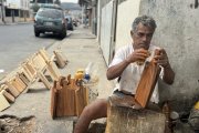Julio labora en la acera de la vivienda de sus hermanos, quienes también se dedican a elaborar artesanías. 


ag-periodistas
ag-granasa