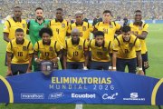 Jugadores de Ecuador forman antes del partido por las eliminatorias a la Copa Mundial 2026 ante Argentina.