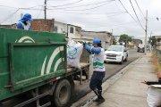Personal municipal participa en la recolección y limpieza diaria de calles en Guayaquil.