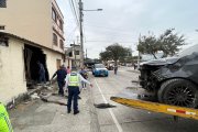 Vehículo se estrelló contra inmueble en el norte de Guayaquil.