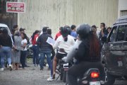 Los parientes de los masacrados en Cristo Vive llegaron a la morgue de Santo Domingo.