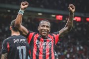 Pervis Estupiñán sigue consolidándose como titular del AC Milan en la Serie A 2025-2026.
