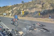 Manifestantes bloquearon una vía por el alza de combustible diésel.