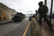Militares y policías acudieron al sector del peaje de Oyacoto, en Quito, para despejar la vía bloqueada por manifestantes.