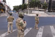 Personal militar y policial cerró varias calles para controlar la novedad.