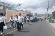Decenas de personas de toda edad se concentraron la tarde del sábado 20 de septiembre detrás del estadio Bellavista en Ambato, para marchar por la paz  y unidad.