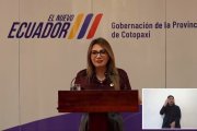 Carolina Jaramillo, vocera presidencial, durante el conversatorio con la prensa en la Gobernación de Cotopaxi.