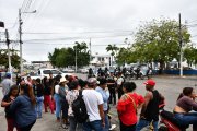 En los exteriores de la cárcel de Machala se aglomeraron familiares de los privados de libertad.