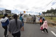 Indígenas bloquean la E35 y otros tramos en Imbabura en protesta contra la eliminación del subsidio al diésel.