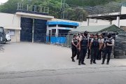 La Policía Nacional resguarda los exteriores de la cárcel de Esmeraldas la mañana de este jueves 25 de septiembre de 2025.