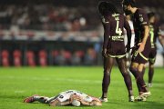 Los jugadores albos Ricardo Adé y Gian Allala miran el lamento de uno de los jugadores del Sao Paulo tras caer eliminados.
