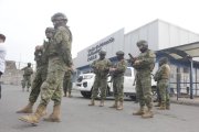 Militares durante las requisas en el Complejo Penitenciario de Guayaquil, donde se incautaron armas, drogas y equipos de comunicación.