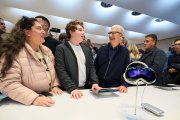 El CEO de Apple, Tim Cook, redirige esfuerzos del Vision Pro hacia dispositivos más ligeros y con IA.