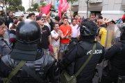Policías con equipos antimotines evitaron que los protestantes avancen en la marcha.