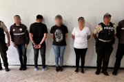 Agentes de la Policía Judicial muestran a tres de los detenidos durante los operativos en Ambato.