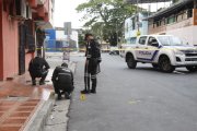 Agentes policiales recabaron indicios en el sitio del ataque.