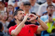 Novak Djokovic celebra tras vencer al belga Zizou Bergs (6-3 y 7-5)EFE