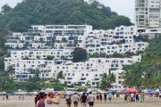 Entre incertidumbre y expectativas se inició el feriado en las playas de Esmeraldas.