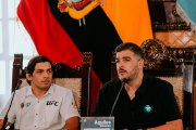 El alcalde Aquiles Álvarez (derecha) juntos al luchador de UFC Adrián Luna.