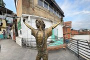 En homenaje al 'Rey del pop' la comunidad erigió una estatua de bronce en tamaño real.