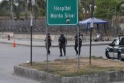 Militares y policías acudieron al hospital Monte Sinaí para atender la emergencia.