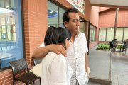 La familia de María se encuentra pendiente en el hospital donde ella está internada. Diego acompaña a su hermana, madre de María, todos los días.