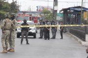 Agentes del GIR realizaron una detonación controlada para abrir el vehículo abandonado en la avenida 25 de Julio, en el sur de Guayaquil. No se encontraron explosivos en su interior.