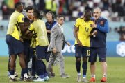 Los seleccionados ecuatorianos se lamentan tras la eliminación en el Mundial de Catar 2022 ante Senegal